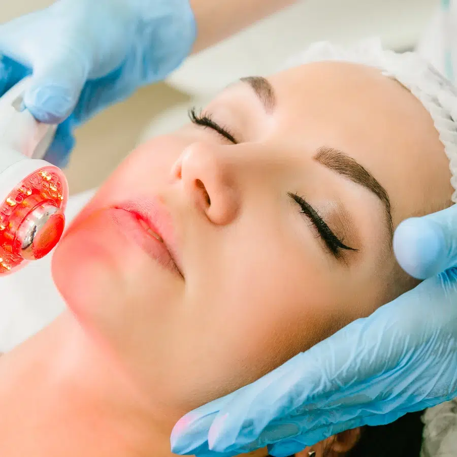 Traitement facial avec lumière LED